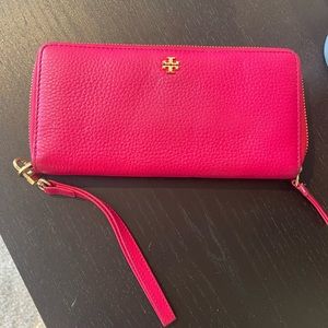Tory Burch zip wallet. Soft pebble leather wristlet